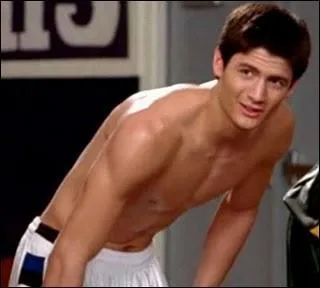 Dans la saison 3, O Nathan met sa bague de mariage ?