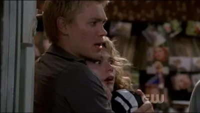 Dans la saison 4, qui agresse Peyton ?