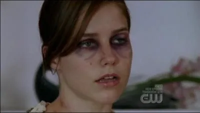 Dans la saison 6, quel mensonge Brooke invente car elle s'est fait agresser?