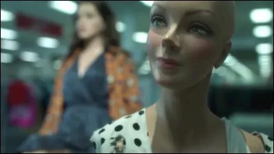 Qui est ce mannequin (1er plan) en plastique ?