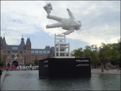 Quel nom porte cette place d'Amsterdam, celle o&ugrave; vous croiserez le plus de touristes ?