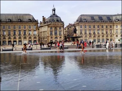 Nous voici &agrave; Bordeaux. Quel nom porte cette place ?