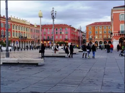 Derni&egrave;re escale fran&ccedil;aise &agrave; Nice. Quelle est cette place, la plus c&eacute;l&egrave;bre de la ville ?