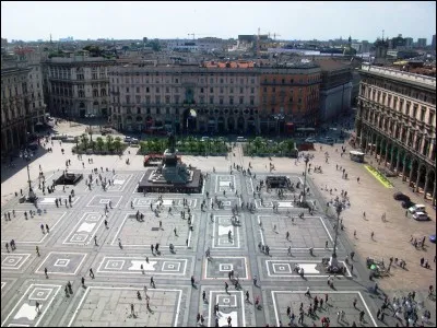 Nous voici en Italie, sur la Piazza del Duomo qui donne sur la galerie Victor Emmanuel II et ses boutiques de luxe. Cette photo est prise du toit d'une c&eacute;l&egrave;bre cath&eacute;drale couverte de statues. Quelle est cette ville ?