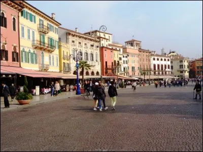 Toujours en Italie, la Piazza Bra est r&eacute;put&eacute;e pour ses ar&egrave;nes. Dans quelle ville sommes-nous ?