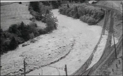 Cette situation illustrée à la figure ci-dessus résulte de l'effet dominant de la force centrifuge près...
