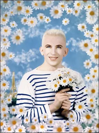 Le modle qui a pos est un crateur de mode clbre. Qui est-ce ?