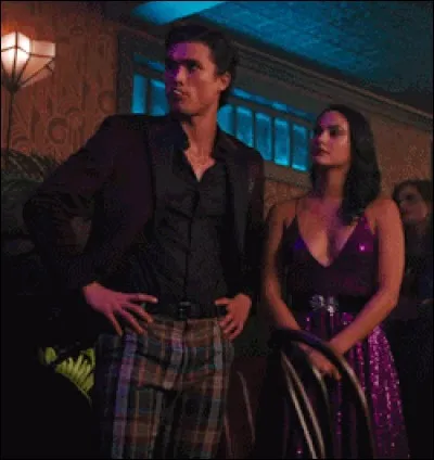 Dans quelle saison, Reggie et Veronica se mettent-ils ensemble ?