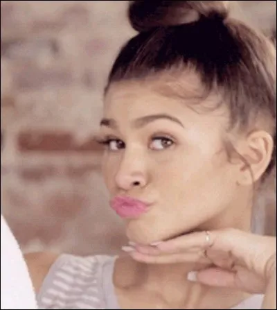 Eh ben, tu le sais p'têt pas, mais moi j'vais te l'dire : "Tes yeux sont situés au milieu de ton visage !". Alors ?