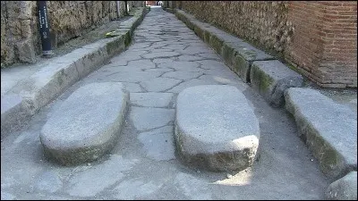 En agglomération, je m'apprête à aborder cet obstacle sur la chaussée. Que dois-je faire ?