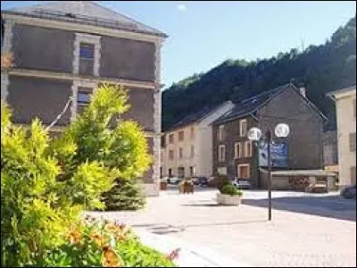 Nous flânons dans les rues de Livet-et-Gavet. Commune Iséroise, elle se situe en région ...