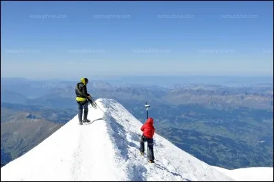 Ce dernier s'élève à une altitude de 8 140 mètres.
