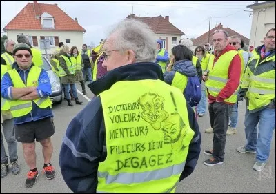 A la Pentecôte quand l'herbe est trop haute - Moi j'la coupe à la faux - Ma femme l'entasse au râteau !