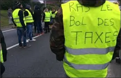 Je demeure dans une maison tout près de la Seine - Ou l'on fait depuis trois s'maines - Des fouilles et des travaux - Pour faire passer le métro !