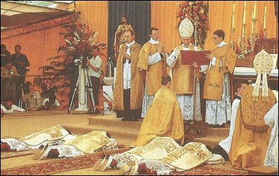 Qui est excommunié pour avoir consacré quatre évêques à Écône ?