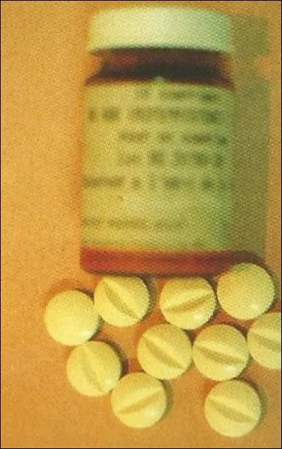 En octobre, éclate l'affaire de la pilule abortive. Quel était le nom de cette pilule de la firme Roussel-Uclaf ?