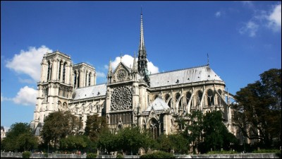 Que contenait le coq situé au sommet de la flèche de la cathédrale Notre-Dame de Paris avant l'incendie du 15 avril 2019 ?