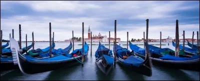 Qui chantait "Laisse les gondoles à Venise" ?