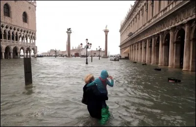 Quelle actrice interprète le rôle d'une touriste américaine célibataire dans le film "Vacances à Venise" ?