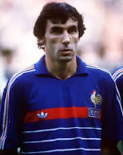 Quel nom porte le passereau à plumage brunâtre et ventre blanc, avec une tête dénudée et son bec courbe, celui-ci souvent surmonté de petites cornes ?