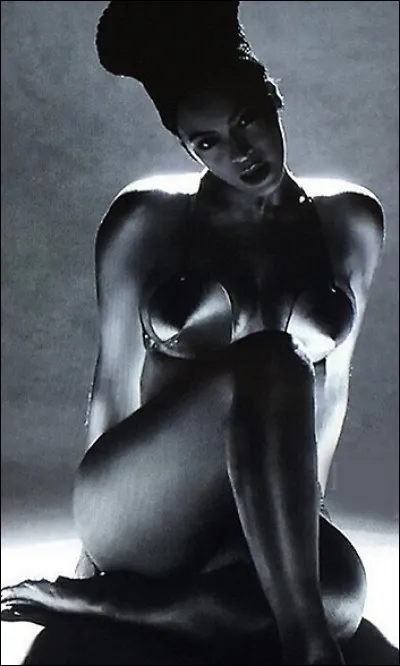 Reine d'Égypte d'une beauté rare, compagne du pharaon hérétique Akhenaton. Qui est-elle ?