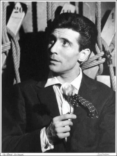 Dans une chanson de Gilbert Bécaud, quelle place était vide ?