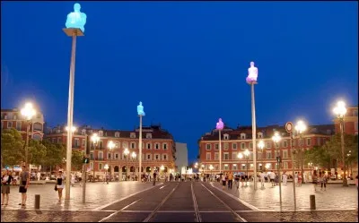 Dans quelle ville française pourrez-vous flâner sur la place Masséna ?