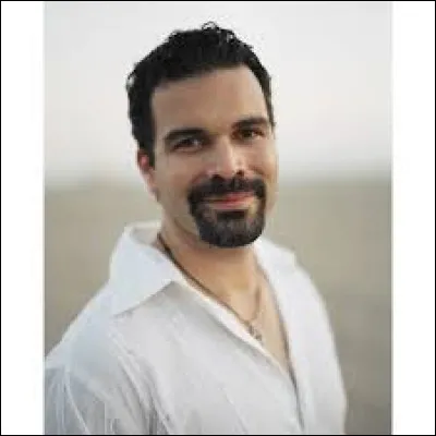 Quel acteur interprète le rôle de Carlos Solis ?