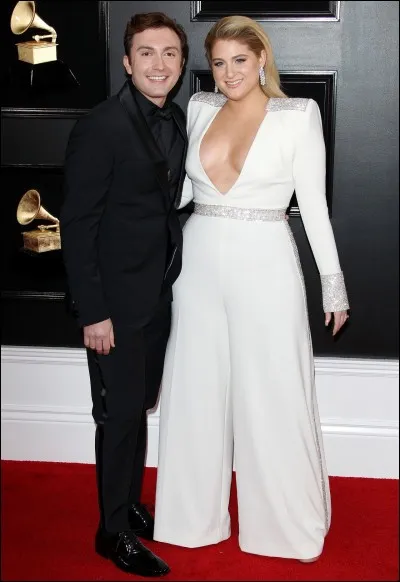 Qui est cette chanteuse à droite sur la photo ?