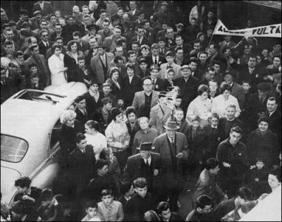 Le public suite  la victoire de Voltaire en coupe de France c'tait contre...