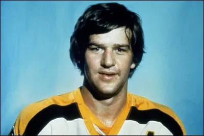 Quel ancien joueur des "Bruins" est le seul défenseur à avoir remporté (2 fois : 1969-1970 et 1974-1975) le trophée du meilleur marqueur ?