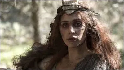 Quel est le nom de famille du jeune couple qui s'installe dans la maison ?