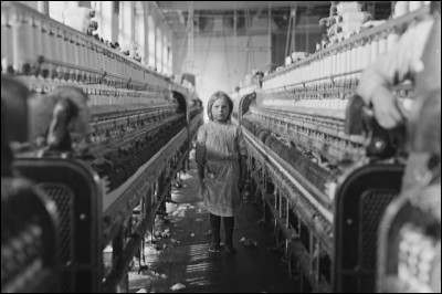 Quand la loi interdisant le travail des enfants de moins de 8 ans dans les entreprises a-t-elle été mise en place ?