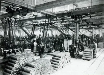 Quand la loi concernant l'hygiène et la sécurité des travailleurs dans les établissements industriels a-t-elle été mise en place ?