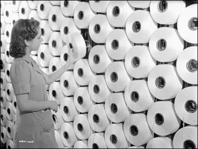 Quand la loi sur le salaire minimum des ouvrières à domicile dans l'industrie du vêtement a-t-elle été mise en place ?