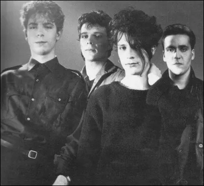 ''C'est dans la nuit de Rebecca que la légende partira'' est un extrait de ''Trois nuits par semaine'' d'Indochine. Qui a écrit le roman intitulé ''Rebecca'' ?