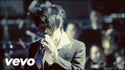 ''Et Salômbo au Pakistan, elle a touché une fleur sacrée'' chante Indochine dans ''Salômbo''. Quelle ville se trouve au Pakistan ?