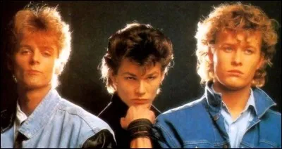 ''Hunting High and Low'' est un titre de a-ha. Quel prédateur atteint la plus grande vitesse pour attaquer sa proie ?