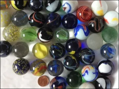 Si un bocal contient 4 bulles bleues, 12 jaunes et 6 rouges, quelle est la probabilité de piocher une bille rouge ?