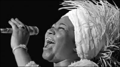 Décédée en 2018, cette artiste était surnommée "La reine de la soul".
Elle se produisit lors de l'investiture des présidents Barak Obama, Bill Clinton et Jimmy Carter.
