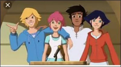 Comment se prénomme la fille avec les cheveux roses ?