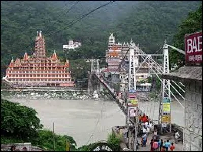 Cette ville est connue pour le yoga notamment, mais aussi pour sa rivière et ses camps, c'est...