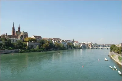 Le Rhin se jette dans la mer à hauteur de quelle ville européenne ?