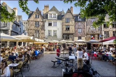 Quel est le nom de la préfecture du département numéroté 37 ?