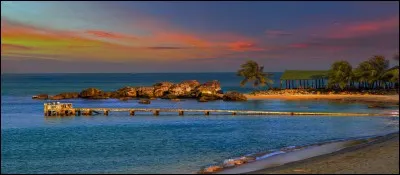 Quelle île des Antilles est située entre la Guadeloupe et la Martinique ?