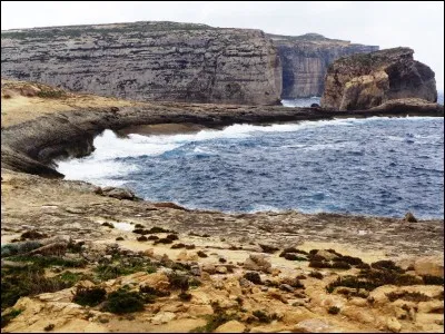 Quel est ce site naturel de la côte ouest de Gozo qui, jusqu'à ce qu'une violente tempête la brise en 2017, abritait la célèbre "fenêtre d'azur" ?