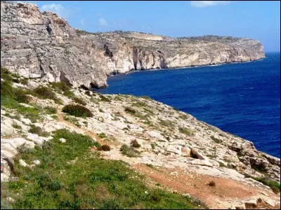 Quelle ville, autrefois capitale de Malte avant La Valette, se caractérise par son mur d'enceinte médiéval et, à l'intérieur du mur, par une harmonieuse architecture baroque ?