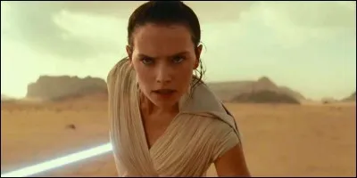 Quelles sont les deux armes que Rey porte à la ceinture ?