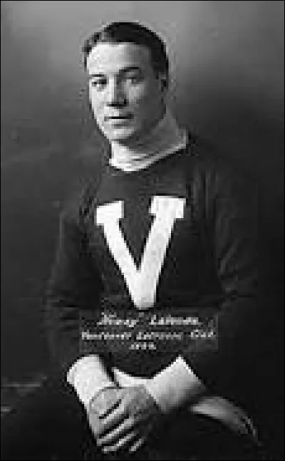 Qui est ce joueur ? Il n'apprit à patiner qu'à 15 ans. En 1909, il marqua 8 buts au cours d'un même match.