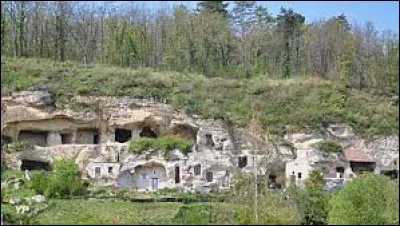 Nous découvrons à présent une partie du village troglodyte de Saint-Rémy-sur-Creuse. Nous sommes dans l'ancienne région Poitou-Charentes, dans le département ...